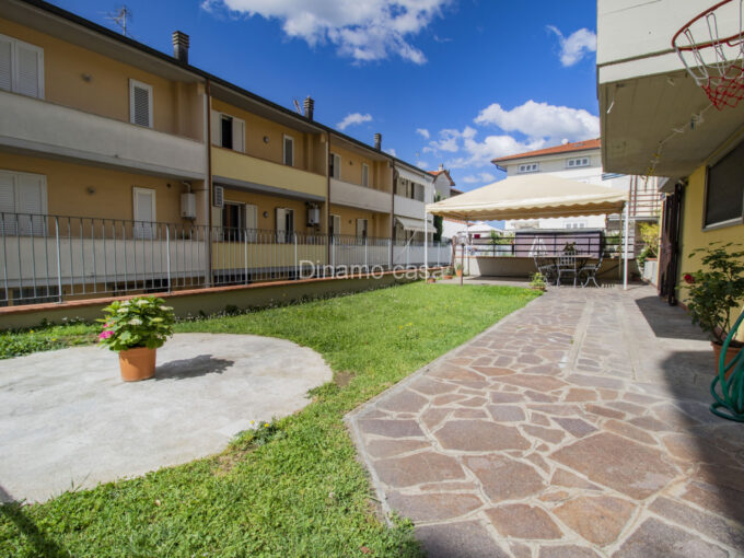 Montale. Villa bifamiliare libera su quattro lati con giardino