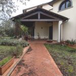 POGGIO A CAIANO. VILLA CON GIARDINO FRONTALE SU 3 LIVELLI CON GARAGE | RIF. MB750