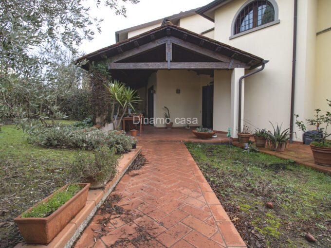 POGGIO A CAIANO. VILLA CON GIARDINO FRONTALE SU 3 LIVELLI CON GARAGE | RIF. MB750