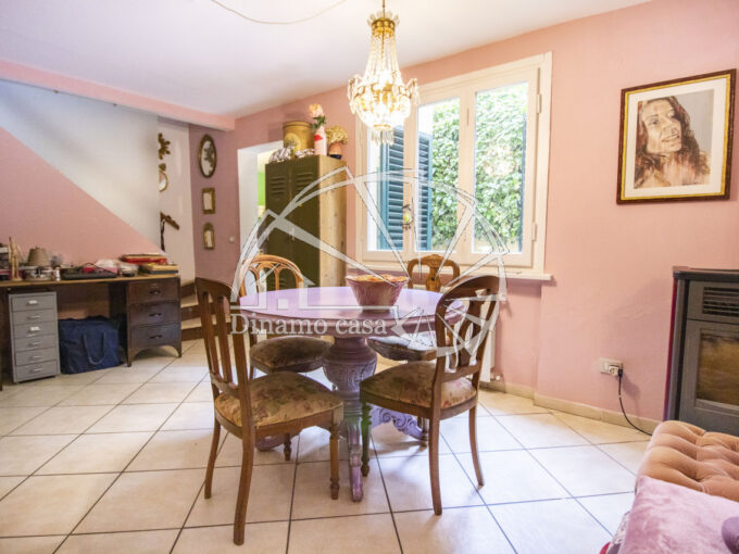 Valentini. Casa indipendente con resede privata di 15 mq e terrazzo. Ottimo stato. | RIF. GC238
