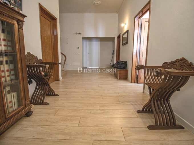 ZARINI. BIFAMILIARE 7 VANI CON GIARDINO PAVIMENTATO E SOFFITTA. | RIF. MB490