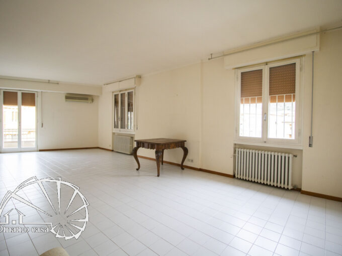 Castellina. Appartamento 4 vani con terrazza abitabile. Ottimo stato. | RIF. AFF16