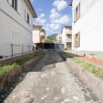 MONTALE: TERRATTETTO DI 180 MQ. CON GIARDINO E PASSO LATERALE. DA RISTRUTTURARE. | RIF. DC385