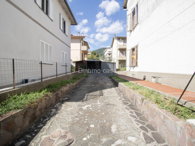 MONTALE: TERRATTETTO DI 180 MQ. CON GIARDINO E PASSO LATERALE. DA RISTRUTTURARE. | RIF. DC385