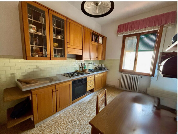 Appartamento 6 Vani - libero su 4 lati - Piano Primo - da ristrutturare | RIF. DC233
